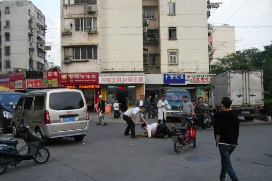 上海中介爭(zhēng)搶房源互毆 打斗持續(xù)十來(lái)分鐘