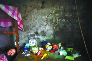 城市化留下農(nóng)村無(wú)人照看老人:兒女只在墻上留下電話(huà)