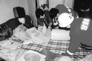 甘肅2歲幼兒爬進(jìn)洗衣機(jī)被卡脫水筒