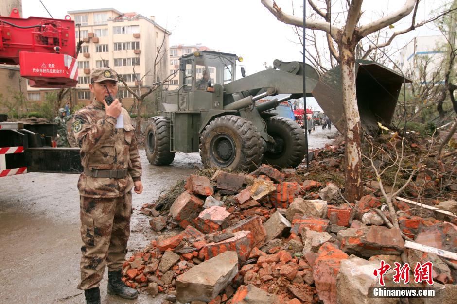 解放軍赴中石化黃濰輸油管線燃爆事故現(xiàn)場(chǎng)救援