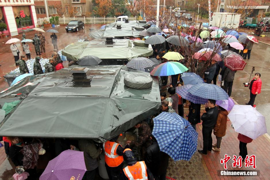 解放軍赴中石化黃濰輸油管線燃爆事故現(xiàn)場救援