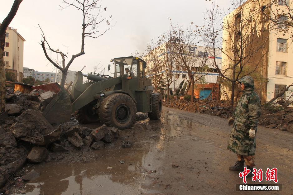 解放軍赴中石化黃濰輸油管線燃爆事故現(xiàn)場救援