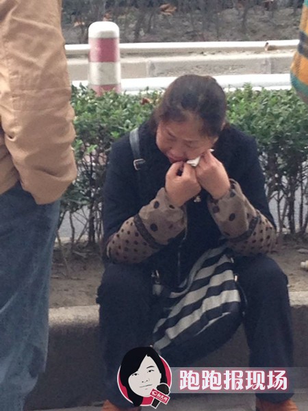 復(fù)旦投毒案今日開審 受害人家屬庭外痛哭