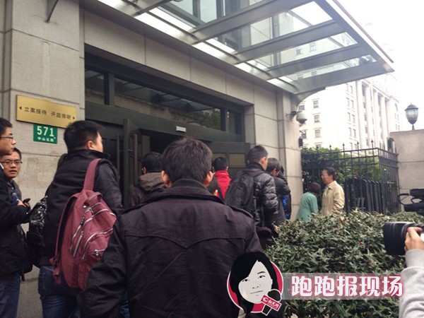 復(fù)旦投毒案今日開審 受害人家屬庭外痛哭