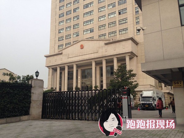 復(fù)旦投毒案今日開審 受害人家屬庭外痛哭