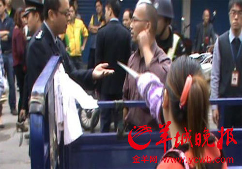 順德城管整治執(zhí)法 女小販持豬肉刀“對(duì)峙”(圖)