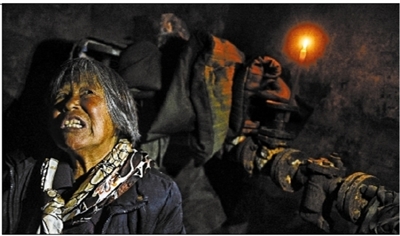 河南籍住井者已被當?shù)卣踊丶?/></p>

<p>日前，多人長居麗都公園附近地下管道內(nèi)的消息引起關(guān)注。地下管道的入口被封死后，靠洗車為生的王先生回到懷柔農(nóng)村家中，其他住井者的去向不明。昨日，北京青年報記者從河南民權(quán)縣相關(guān)單位了解到，住井的全姓老人已被當?shù)卣ぷ魅藛T來京接送回家，目前正在對其進行身體檢查，下一步安排還在商議中。</p>

<p>“人已經(jīng)接回來了，正在醫(yī)院體檢?！弊蛉障挛?，河南民權(quán)縣政府一位工作人員告訴北青報記者，當?shù)卣块T在看到全姓老人在京住地下管道的新聞后，十分重視，向下面鄉(xiāng)鎮(zhèn)核實，得知老人來自縣轄區(qū)內(nèi)的北關(guān)鎮(zhèn)，家住農(nóng)村。經(jīng)過商議后，政府安排兩位分別來自鎮(zhèn)和村的工作人員前往北京接人。北青報記者了解到，當?shù)毓ぷ魅藛T來京后，在8日下午接送全姓老人返回民權(quán)縣。</p>

<p>“當?shù)鼐蠢显河幸环葑鲲埖墓ぷ鳎瑔柫藛柪先?，她也挺愿意?！泵駲?quán)縣政府一位工作人員告訴北青報記者，接送老人回家的同時，政府部門著手安排老人的生計，四處打聽得知當?shù)匾患揖蠢显耗軌蛱峁┮环菔程脧N師的工作，“問了老人，她沒有別的技能，但是她說會做飯。”</p>

<p>昨日下午，當?shù)卣鄠€部門的工作人員看望了老人，據(jù)初步了解，全姓老人曾在北京打工，最初住在簡易棚里，房屋后來被拆除，老人由于付不起房租，只能住進地下管道。此外，老人還有兩個兒子。大兒子精神曾出現(xiàn)異常，離家后丟失七八年，后來老人將其找到。老人的二兒子目前已經(jīng)結(jié)婚，老人的丈夫在北京打工。“具體安排將進一步商議?！痹摴ぷ魅藛T說。</p>

<p>另外，北青報記者從另一位住井者王先生處得知，他已與北京某高校達成初步意向，準備接受該高校提供的一份月薪3000元至4000元的工作，今日將前往該高校。據(jù)了解，一位愛心人士也在昨日下午趕到王先生家中，與他簽署了資助三個孩子上學的幫扶協(xié)議，將資助三個孩子到大學畢業(yè)，其間的學費和生活費都由其承擔。此外，王先生所在村委會也正在為其辦理低保，他這幾天將準備材料。</p>

<p>攝影/本報記者 郝羿 線索提供/曲先生</p>
</p>
</div>
</div>

<div   class=