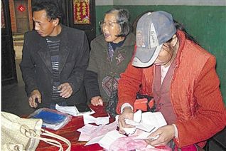 男子每天背350萬(wàn)家當(dāng)出門 丟失后被老太撿到交還