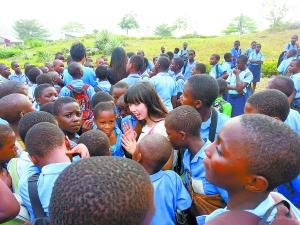 90后女孩闖蕩喀麥隆 長(zhǎng)發(fā)引來(lái)追問(wèn)“假發(fā)哪買的”