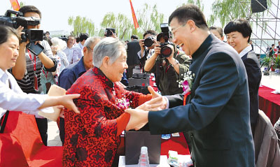 “陌生人社會(huì)”拿什么孝敬父母