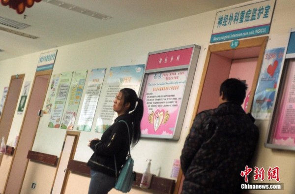 重慶被摔男嬰術(shù)后仍昏迷 打人女孩家屬?gòu)奈纯赐?/></p>

<p>在進(jìn)行手術(shù)準(zhǔn)備時(shí)，護(hù)士將原原隨身的物件和玩偶交還給家屬。抱著護(hù)士遞出的玩偶，曾燕偷偷抹了眼淚。早晨8時(shí)42分，原原被推出監(jiān)護(hù)室。由于醫(yī)生制止，曾燕和李生忠并沒(méi)有進(jìn)入電梯。電梯門關(guān)上后，曾燕俯在記者身上大哭。圖為原原的家屬守候在重癥監(jiān)護(hù)室外。</p>
</p>
</div>
</div>

<div   class=