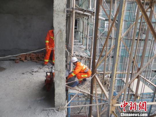 福建一工地升降機(jī)失控 工人頭部被卡身亡