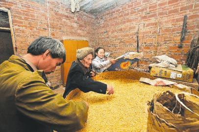 老漢擔(dān)心去世后養(yǎng)孫女無(wú)人照顧 為其儲(chǔ)存千斤谷子