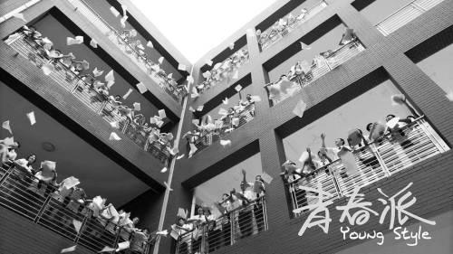 70后狂歡式懷舊 宣泄嚴(yán)酷現(xiàn)實(shí)里的“壓力山大”