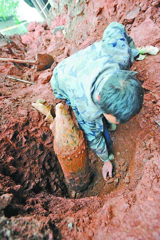 拾荒老人挖出航空炸彈 誤認(rèn)是廢鐵打算去變賣(圖)