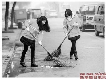 浙江武義公務(wù)員上崗先當(dāng)環(huán)衛(wèi)工：3點半起床