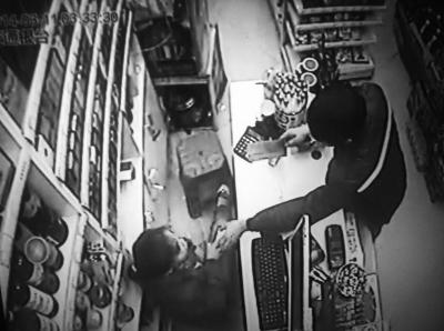 男子連續(xù)兩次搶劫 同樣手法搶同家店同一人(圖)