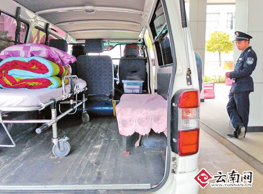 昆明山寨救護(hù)車(chē)泛濫 各大醫(yī)院病房發(fā)卡攬客