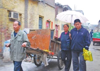 環(huán)衛(wèi)工19年前撿棄嬰 為給其治病10多年沒吃過肉