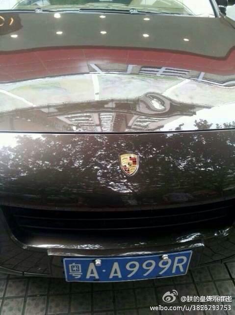 廣州一男子持斧街上亂砍 連砍20余車