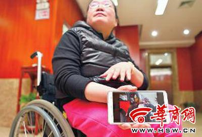 女子坐輪椅乘公交 遭到司機(jī)拒絕與路人指責(zé)(圖)