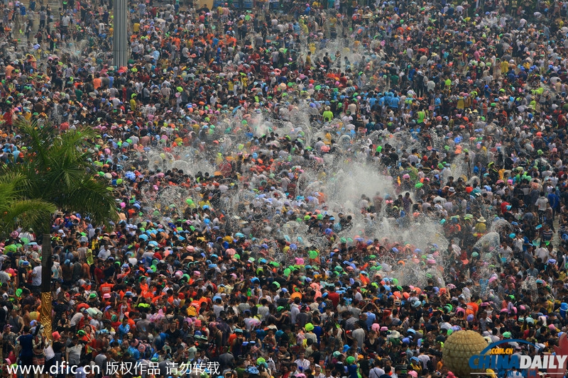 西雙版納：萬人潑水喜迎傣歷新年 歡騰場面蔚為壯觀