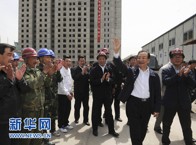 溫家寶“五一”節(jié)到保障性住房建設(shè)工地看望工人