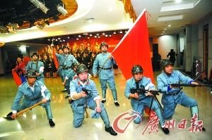 革命前輩后代廣東唱紅歌 劉少奇長(zhǎng)孫以俄語(yǔ)領(lǐng)唱