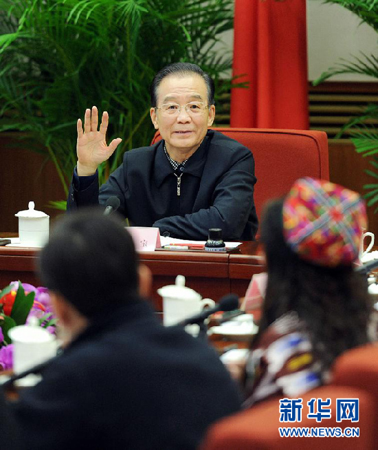 溫家寶聽(tīng)取各界人士對(duì)政府工作報(bào)告意見(jiàn)和建議