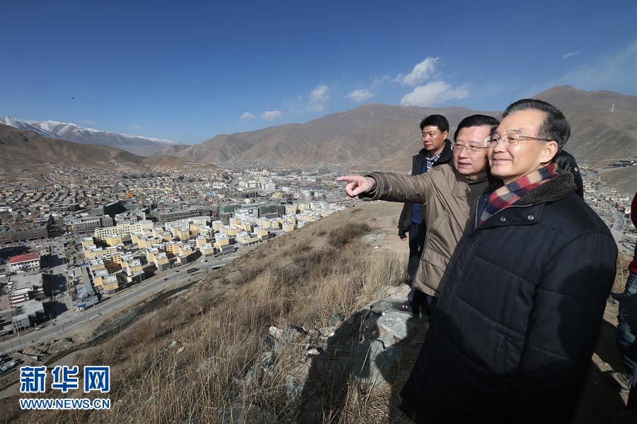 高清圖:溫家寶元旦前夕到玉樹看望慰問(wèn)各族干部群眾