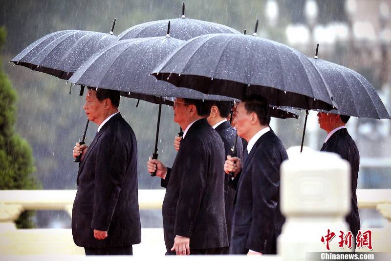 習(xí)近平等黨和國(guó)家領(lǐng)導(dǎo)人向人民英雄紀(jì)念碑敬獻(xiàn)花籃