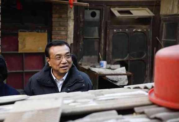 李克強(qiáng)考察棚戶區(qū):彎腰坐上高低床