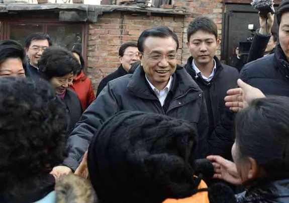 李克強(qiáng)考察棚戶區(qū):彎腰坐上高低床