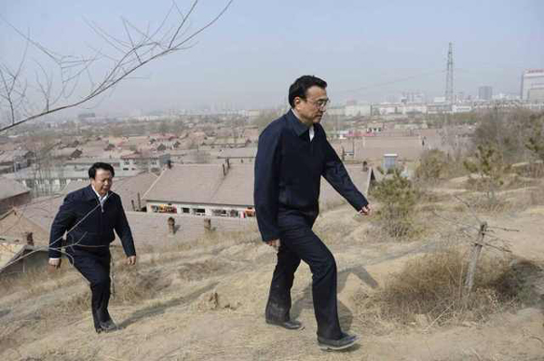 李克強(qiáng)考察赤峰棚戶區(qū)：一定讓你們住上新房