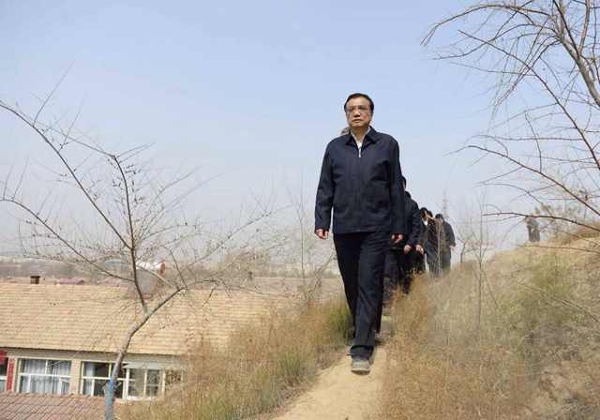 李克強(qiáng)考察赤峰棚戶區(qū)：一定讓你們住上新房