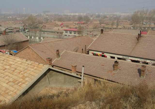 李克強(qiáng)考察赤峰棚戶區(qū)：一定讓你們住上新房