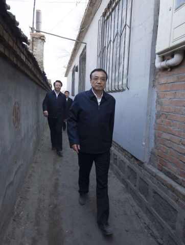 李克強(qiáng)考察赤峰棚戶區(qū)：一定讓你們住上新房