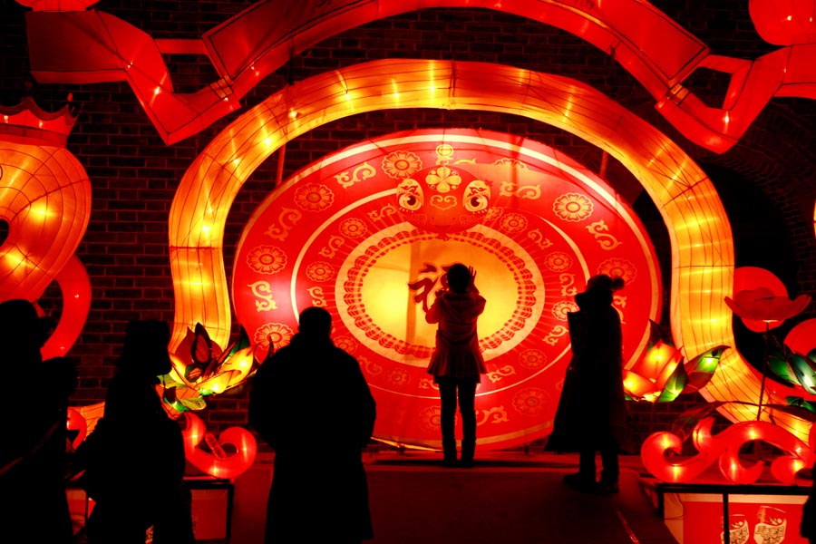 山西大同古都燈會(huì)游人如織