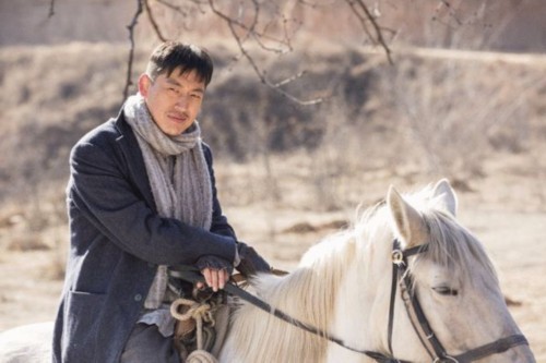《豆娘》山西熱拍 曲少石拍攝騎馬戲份險(xiǎn)上樹