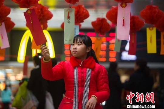 元宵節(jié) 山西太原火車(chē)站猜燈謎送元宵