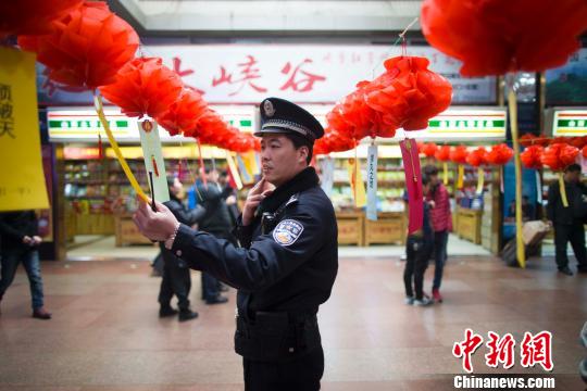 元宵節(jié) 山西太原火車(chē)站猜燈謎送元宵