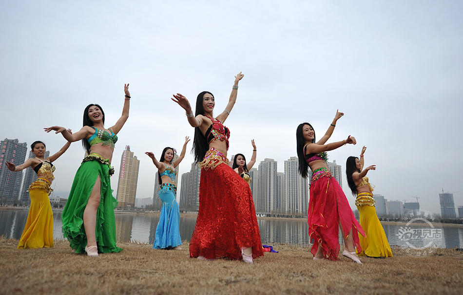 山西太原30名女性“赤膊”跳肚皮舞迎三八節(jié)