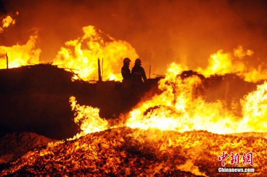 山西太原一木材廠突燃大火 幸無人員傷亡