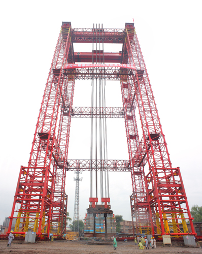 全球最大起重能力6400噸液壓復(fù)式起重機(jī)誕生太重