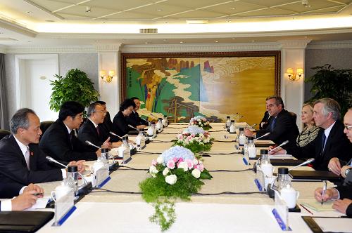 戴秉國同希拉里在深圳會(huì)晤