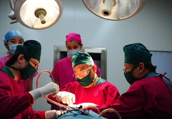 重慶“歪臉”小伙深圳獲資助 手術(shù)助其恢復(fù)正常容貌