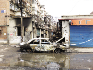 天津溫州城內(nèi)轎車夜半躥火苗 燒一串兒店鋪(圖)