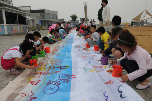 天津東疆灣沙灘舉辦六一少兒主題活動(dòng)