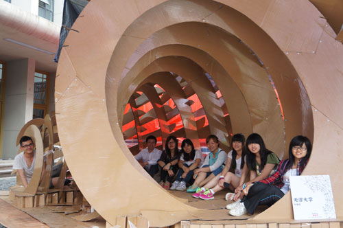 天大學子拼插紙質(zhì)“時光隧道”