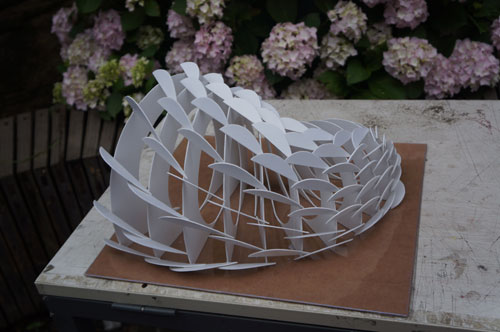 天大學子拼插紙質(zhì)“時光隧道”